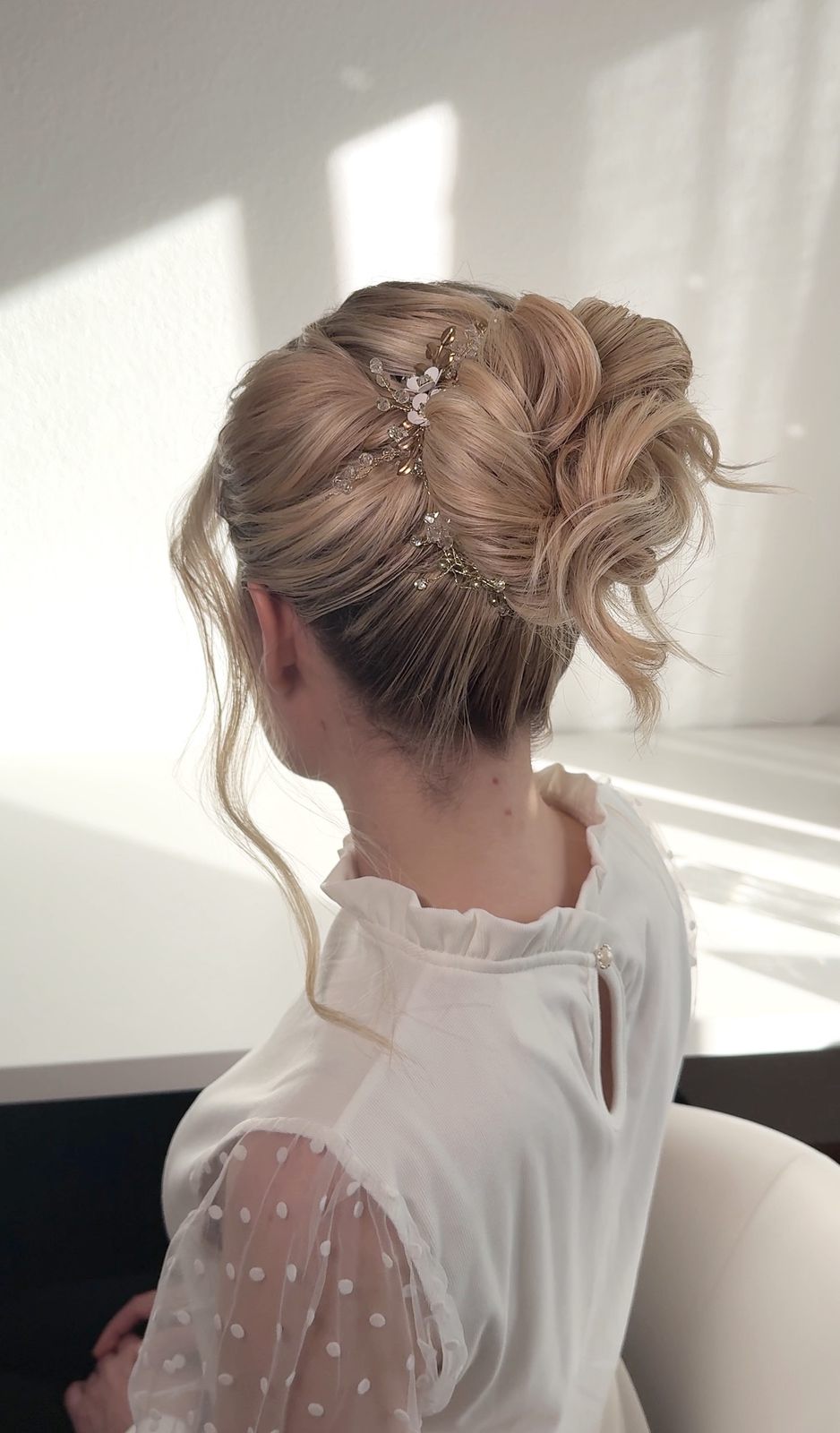 Blonde Hochsteckfrisur mit Haarnadeln