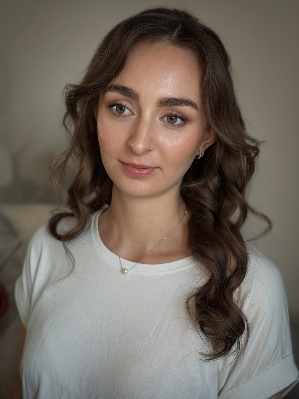 Typgerechtes Make-up mit sanften Locken