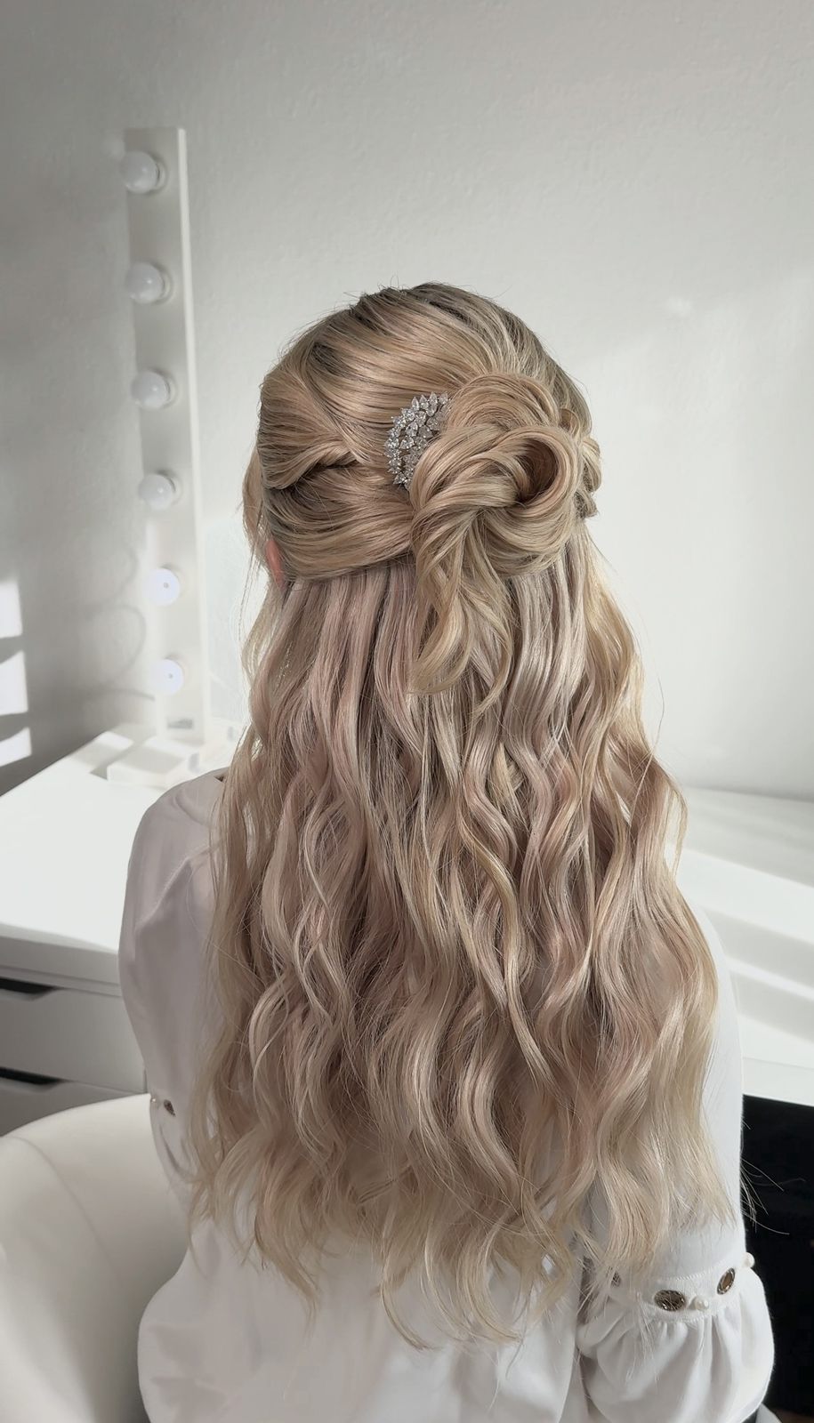 Halboffene Brautfrisur in Blond