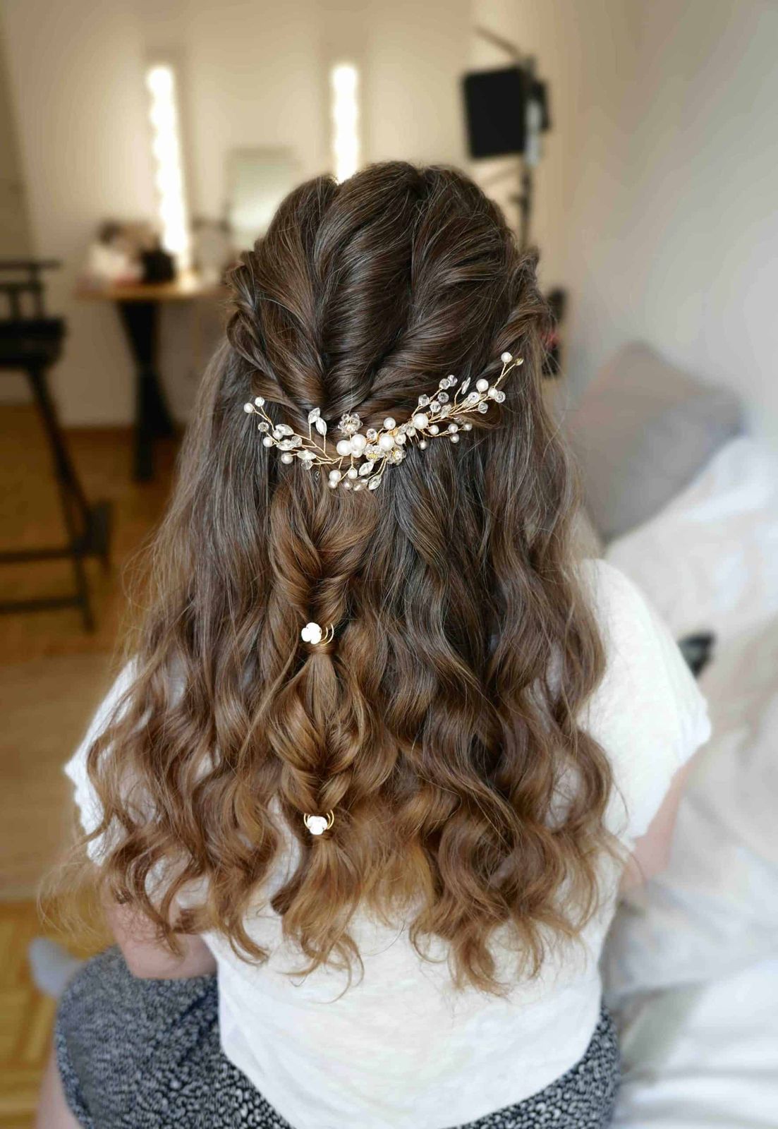 Halboffene Brautfrisur mit Haarschmuck